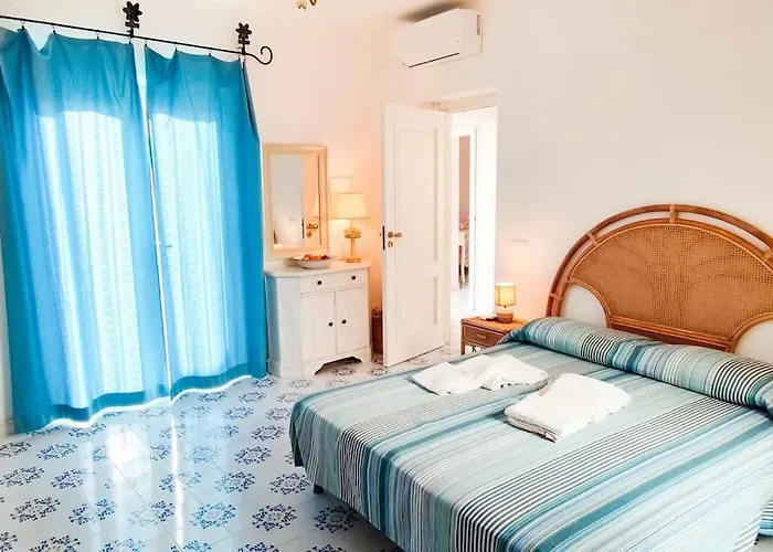 Conchiglia Blu Con Piscina Forio di Ischia